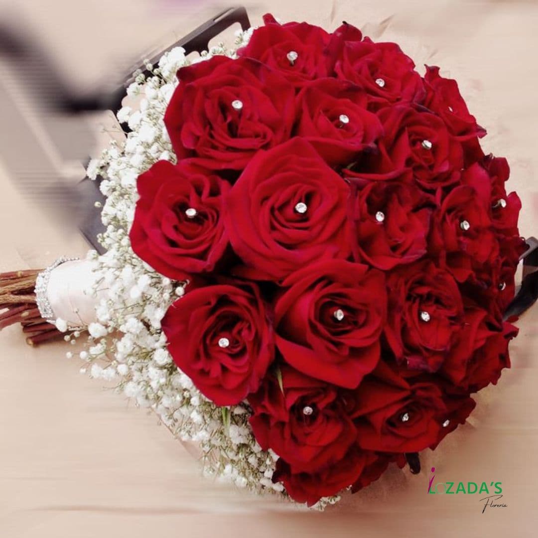 Bouquet de Novia con Rosas Rojas y Perlas Blancas – Amor Eterno y Sofisticación