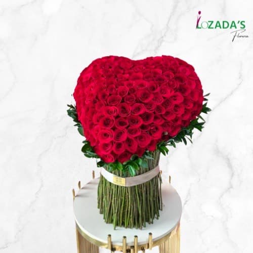 Corazón con Pedestal de 100 Rosas – Entrega hoy mismo en Santiago - Un Símbolo de Amor Eterno