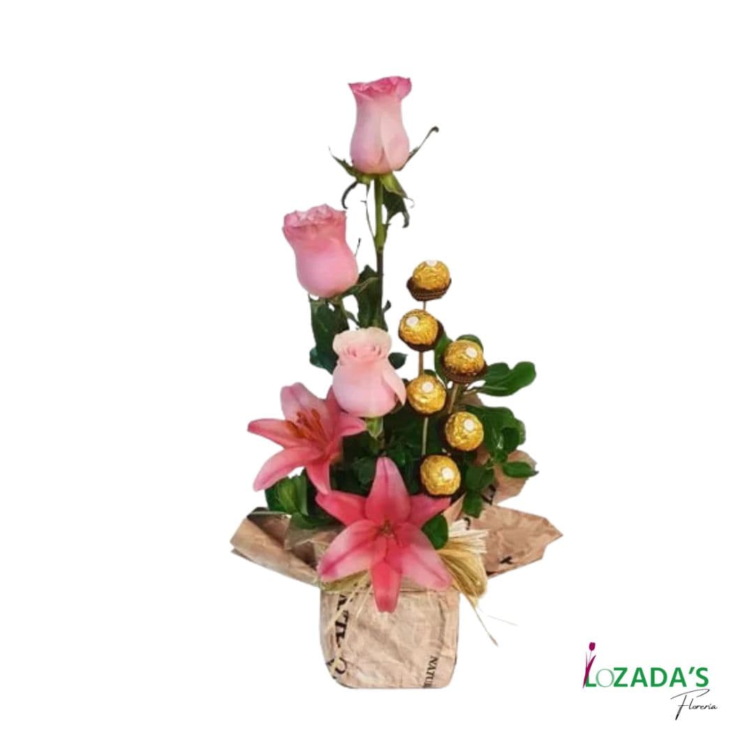 Dulcinea - Arreglo de 3 Rosas, dos liliums y 6 Bombones